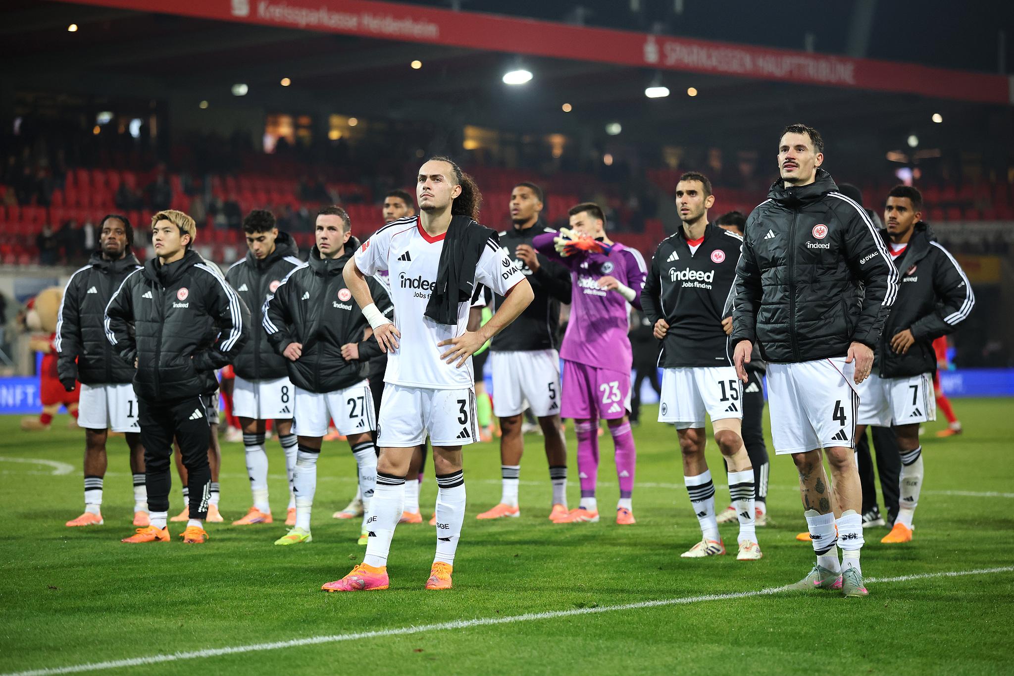 法兰克福球迷在桑托斯再次失误后爆发——队友也很生气