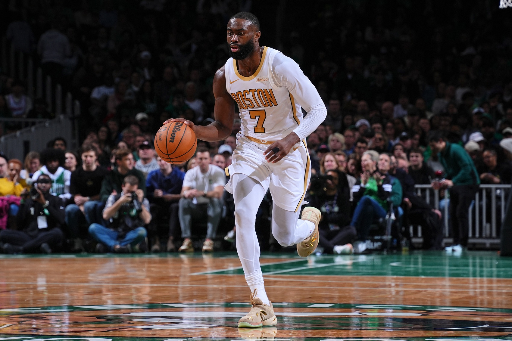 连续迎射文班！杰伦·布朗打满首节8中5拿到12分2板3助